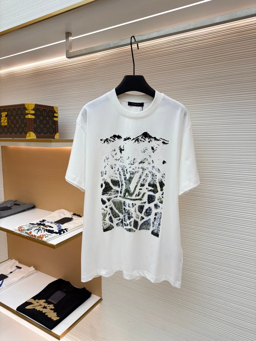 LOUIS VUITTON SKI ski foam flocked printed T-shirt short sleeves ●Original version: purchased and developed by 14029 ●Item number: 1681310-A15 ●Fabric: velvet fabric ●Technology: flocking production ●Color: white ●Version: fitted version ●Weight: about 275 grams ●Size: XS-S-M-L ●Description: Made of 60-count mercerized double-ply fabric with 1*1 Salona thread. After the garment is made, the fabric is fermented using a special washing process to prevent shrinkage and maintain the softness of the fabric. The front uses foam printing and a customized 1:1 trademark. The overall wiring is straight and delicate, the fabric is comfortable and soft, and the color is consistent without color difference. It can be matched with the same style to create a fashionable look and control various occasions. Customized accessories, complete with three standards, same style for men and women!